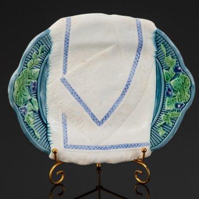 Блюдо (сухарница) "Рушник" в сине-зелёной гамме, фаянс, роспись, Конаковский фаянсовый завод им. М.И. Калинина (ЗиК Конаково), СССР, 1946-1950 гг.