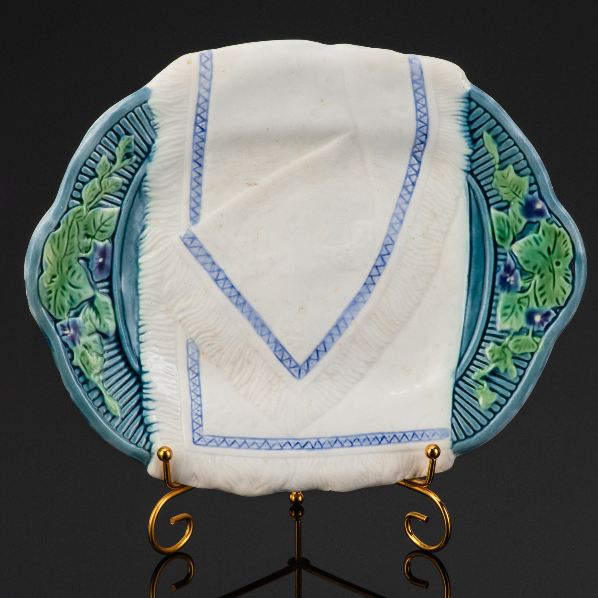 Блюдо (сухарница) "Рушник" в сине-зелёной гамме, фаянс, роспись, Конаковский фаянсовый завод им. М.И. Калинина (ЗиК Конаково), СССР, 1946-1950 гг.