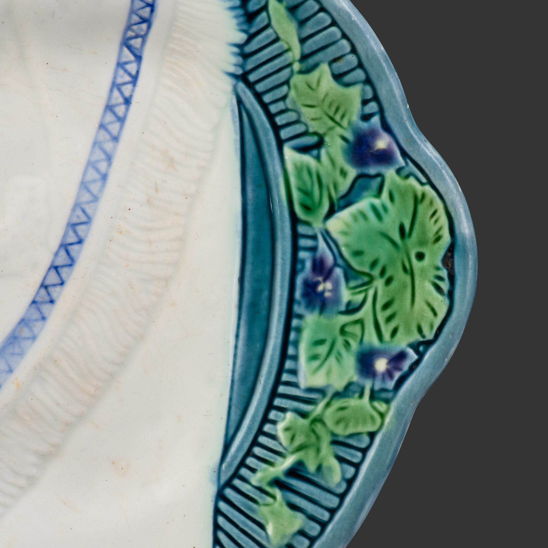 Блюдо (сухарница) "Рушник" в сине-зелёной гамме, фаянс, роспись, Конаковский фаянсовый завод им. М.И. Калинина (ЗиК Конаково), СССР, 1946-1950 гг.