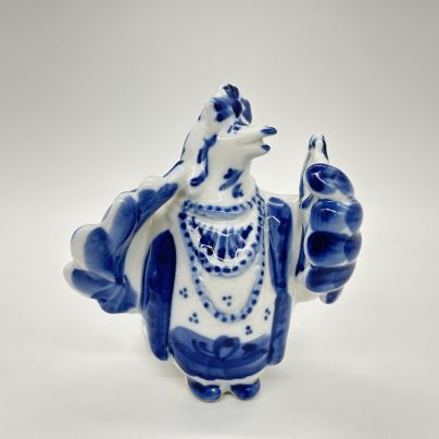 Статуэтка "Каркуша" ("Сорока с зеркалом"), фарфор, роспись, Гжельский фарфоровый завод, Российская Федерация, 2000-2020 гг.