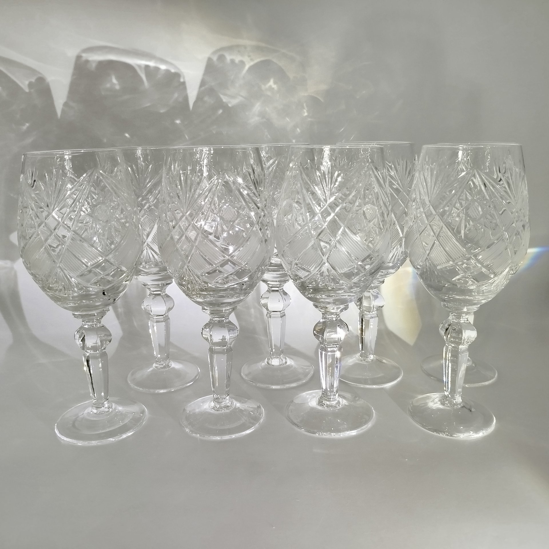 Набор бокалов для вина с рельефным геометрическим декором на 8 персон, хрусталь, алмазная грань, Стеклозавод «Неман», Беларусь, 1990-2010 гг.