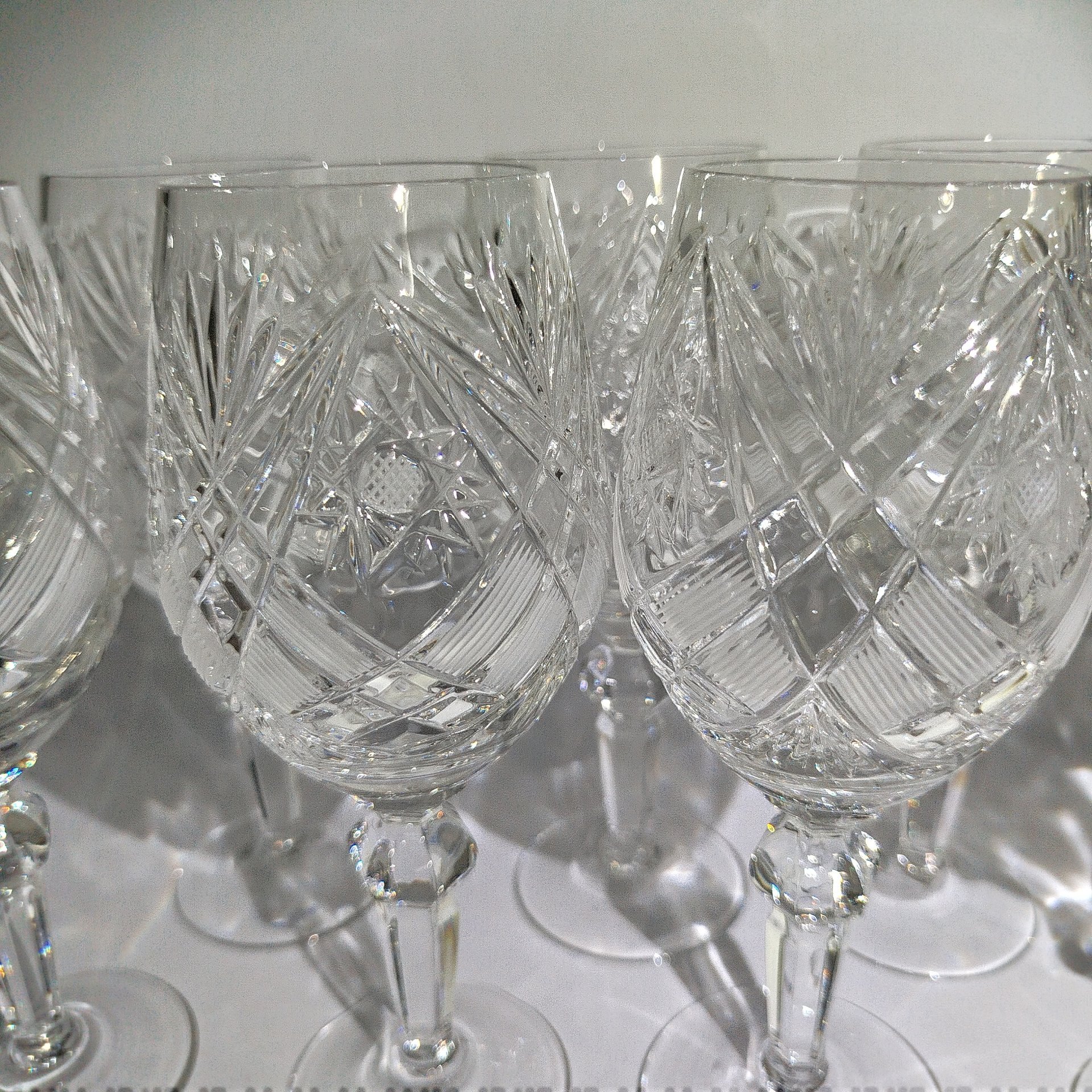 Набор бокалов для вина с рельефным геометрическим декором на 8 персон, хрусталь, алмазная грань, Стеклозавод «Неман», Беларусь, 1990-2010 гг.