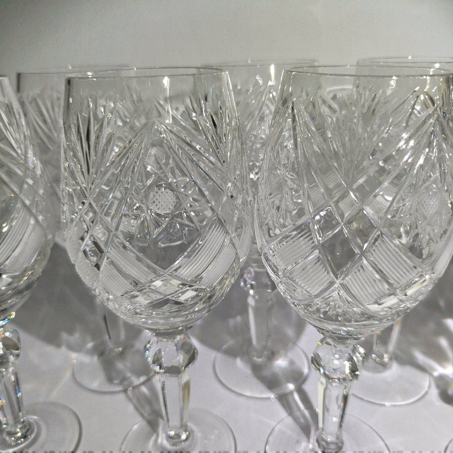 Набор бокалов для вина с рельефным геометрическим декором на 8 персон, хрусталь, алмазная грань, Стеклозавод «Неман», Беларусь, 1990-2010 гг.