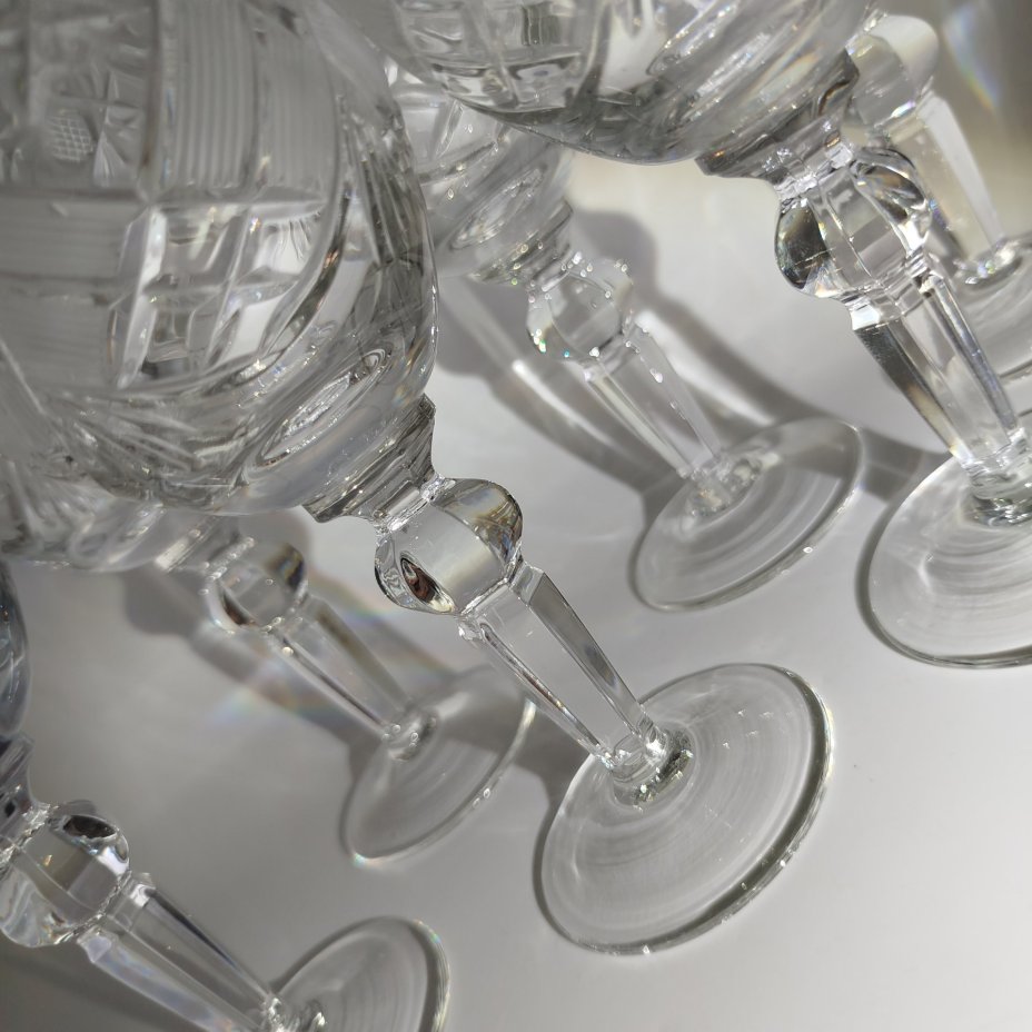 Набор бокалов для вина с рельефным геометрическим декором на 8 персон, хрусталь, алмазная грань, Стеклозавод «Неман», Беларусь, 1990-2010 гг.