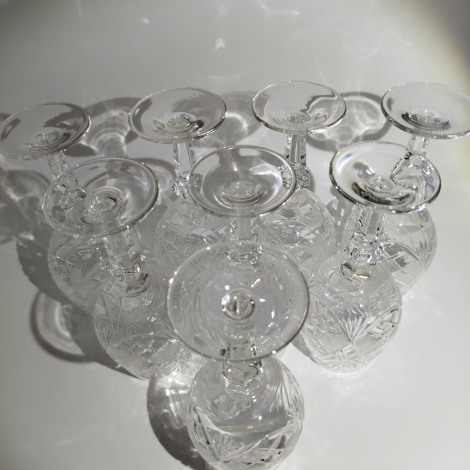 Набор бокалов для вина с рельефным геометрическим декором на 8 персон, хрусталь, алмазная грань, Стеклозавод «Неман», Беларусь, 1990-2010 гг.