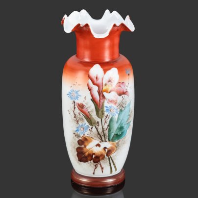 Ваза с фестончатым краем, украшенная изображением пестрых цветов, стекло, (молочное), гутная техника, роспись, Европа, 1900-1920 гг.