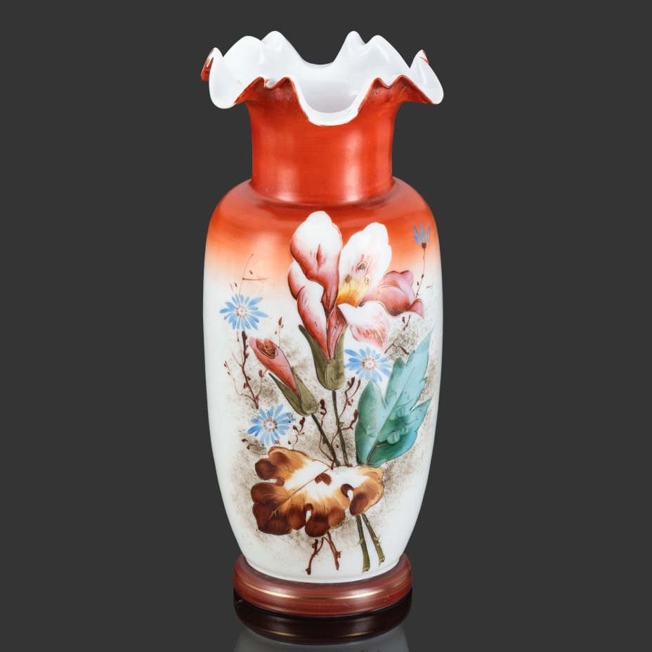 Ваза с фестончатым краем, украшенная изображением пестрых цветов, стекло, (молочное), гутная техника, роспись, Европа, 1900-1920 гг.