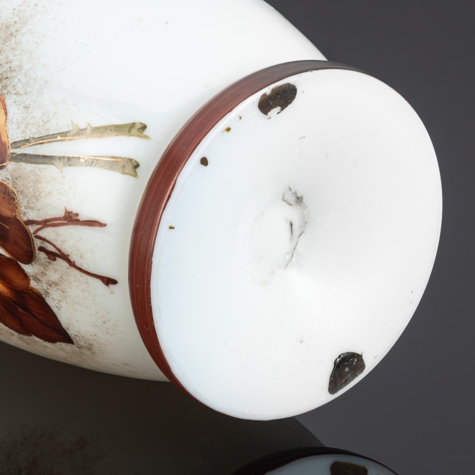 Ваза с фестончатым краем, украшенная изображением пестрых цветов