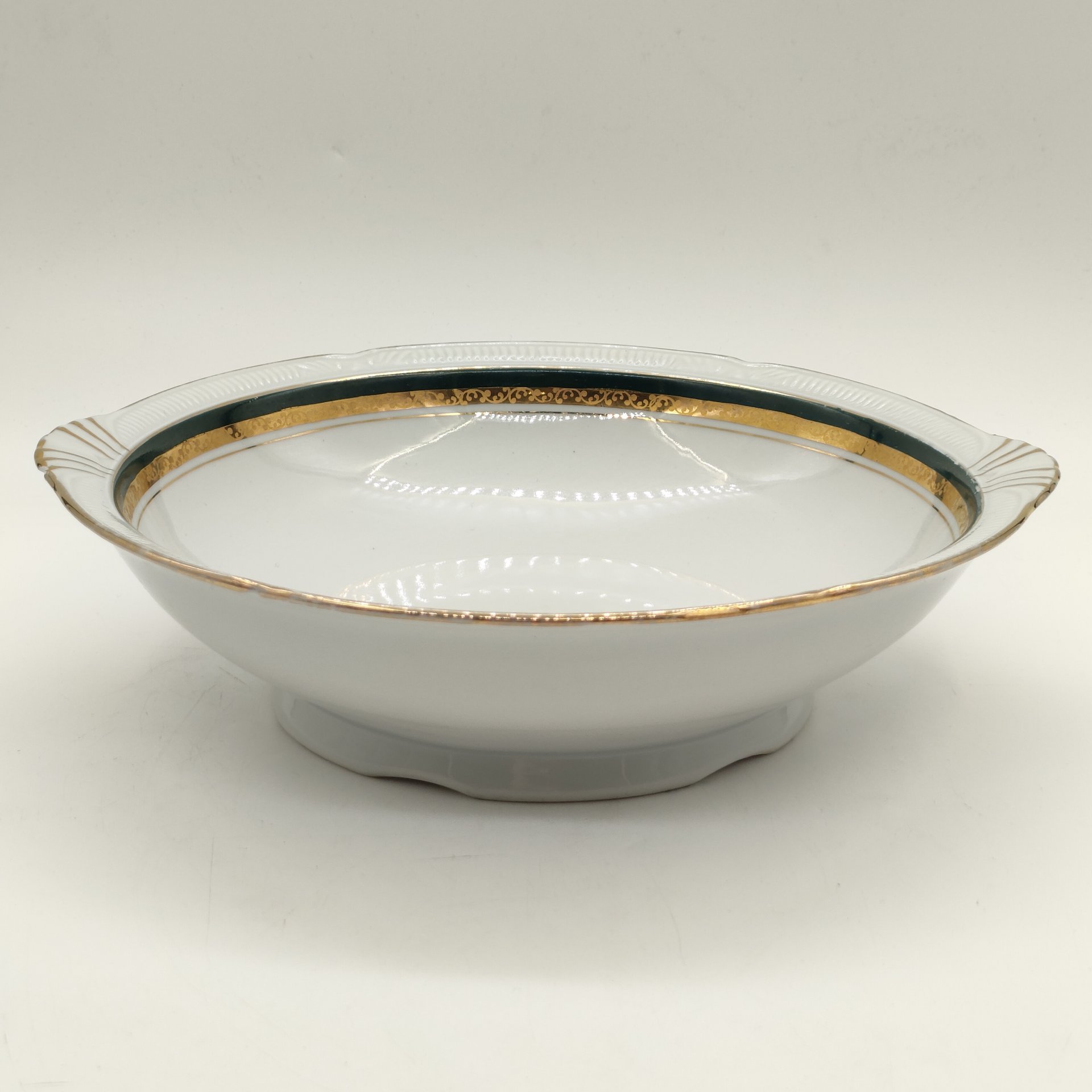 Салатник, украшенный рельефным орнаментальным декором