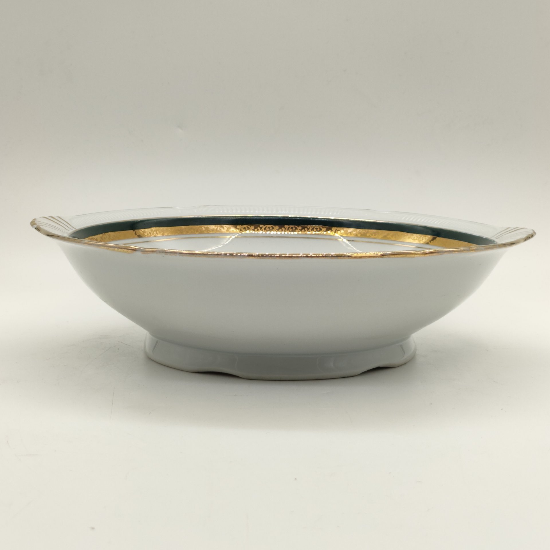 Салатник, украшенный рельефным орнаментальным декором