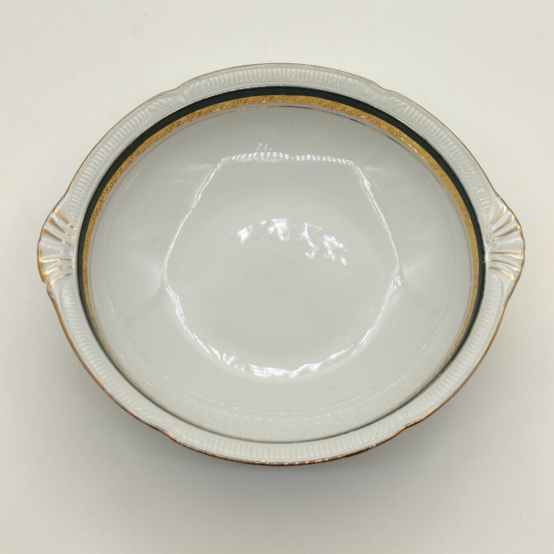 Салатник, украшенный рельефным орнаментальным декором