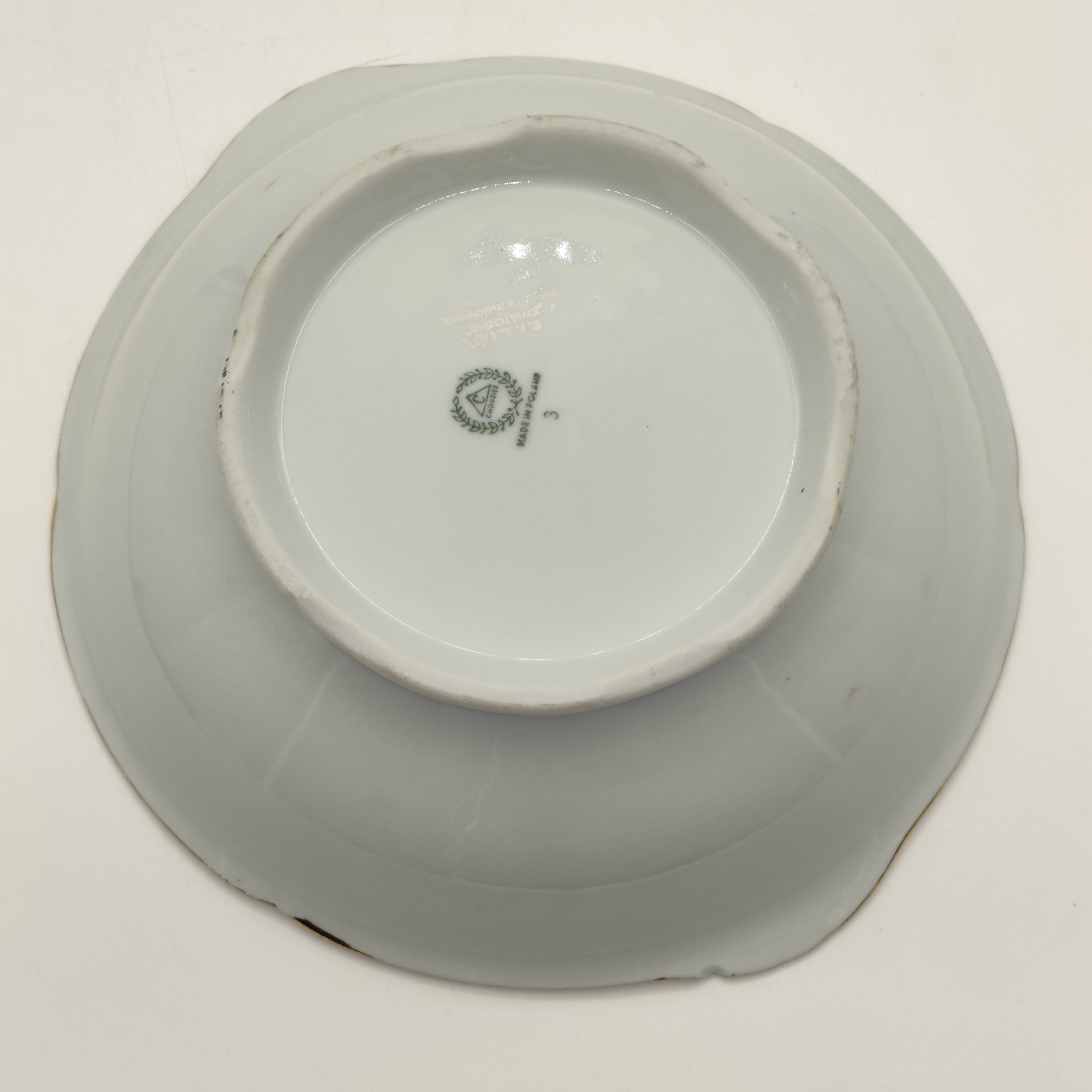 Салатник, украшенный рельефным орнаментальным декором