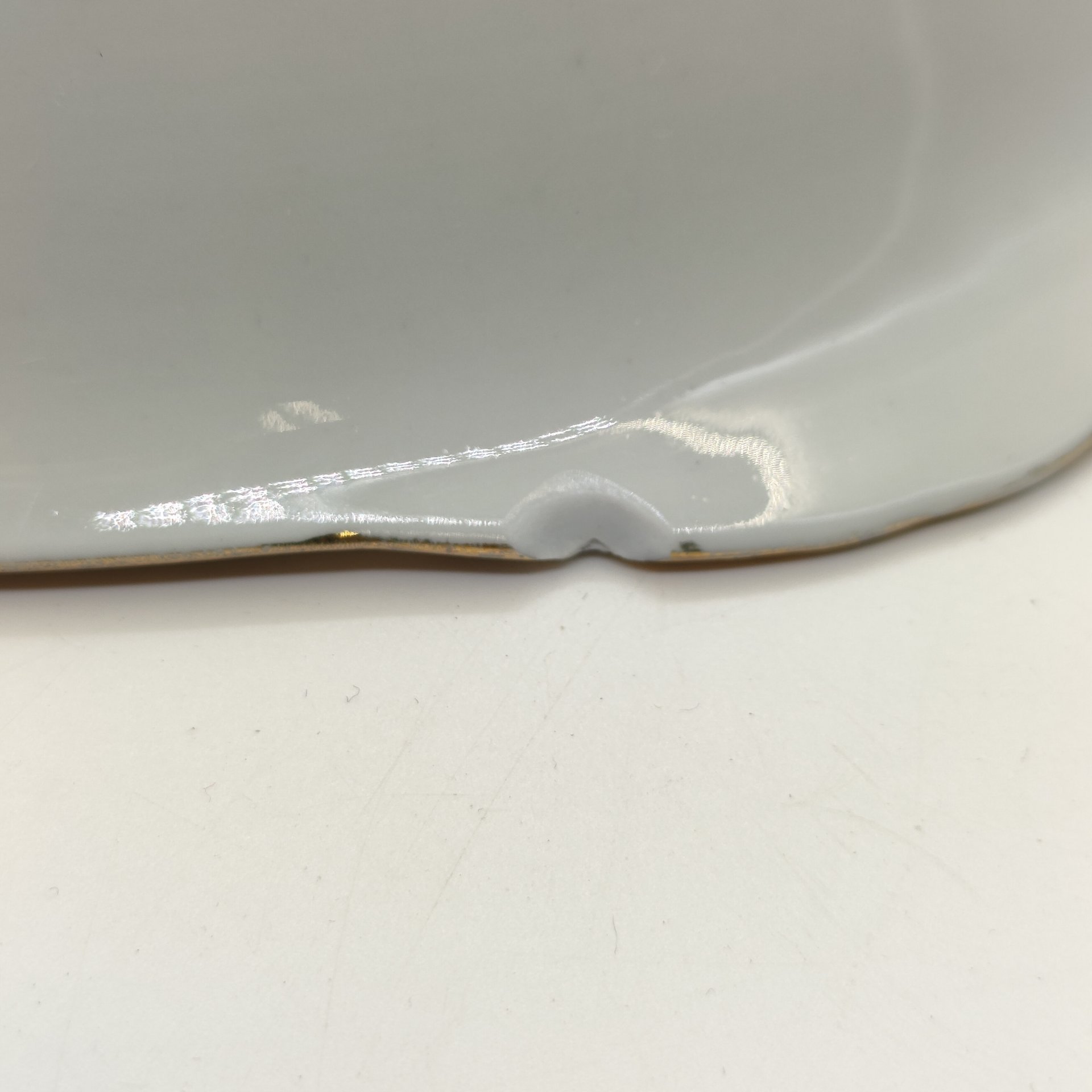 Салатник, украшенный рельефным орнаментальным декором