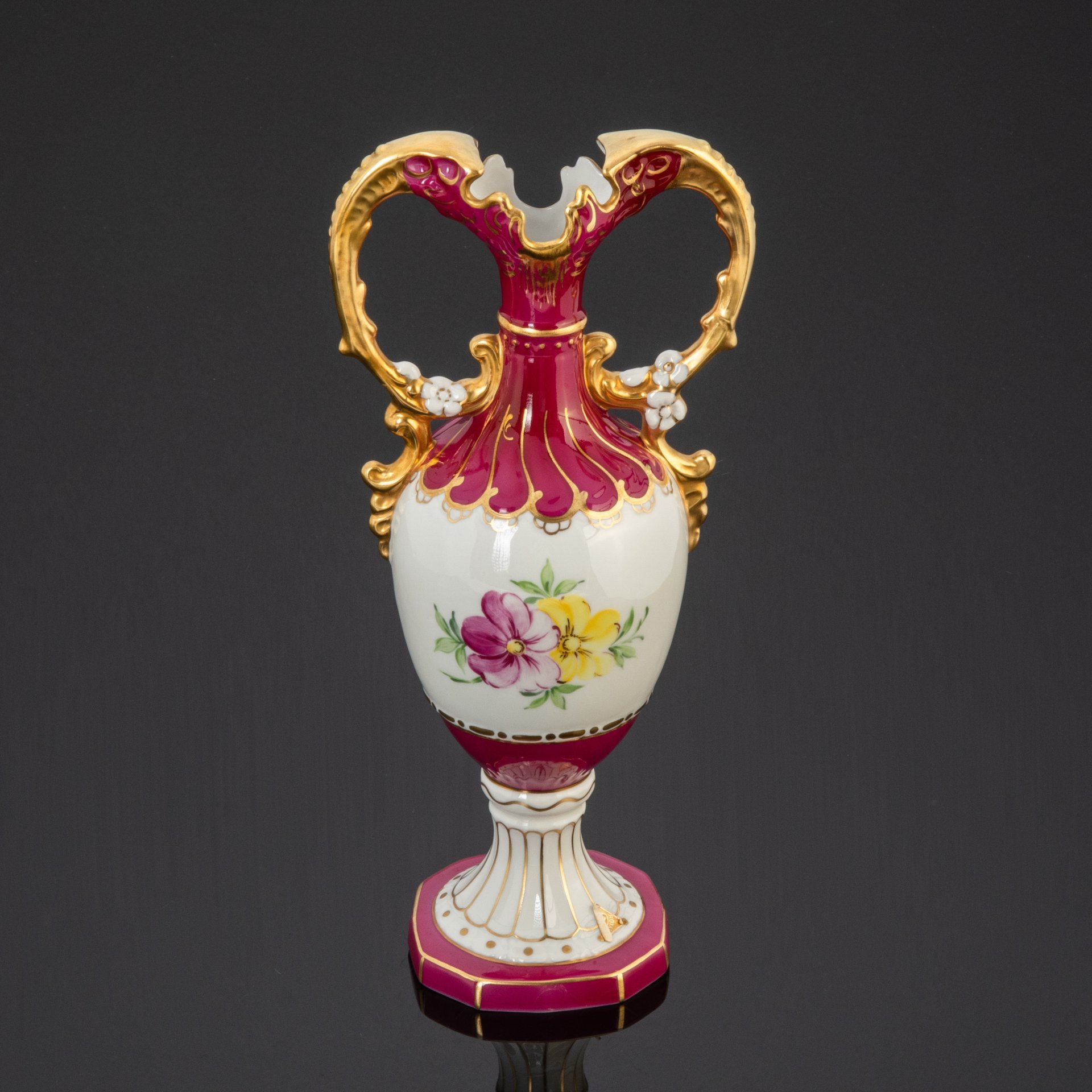 Ваза декоративная с фигурными ручками, Royal Dux