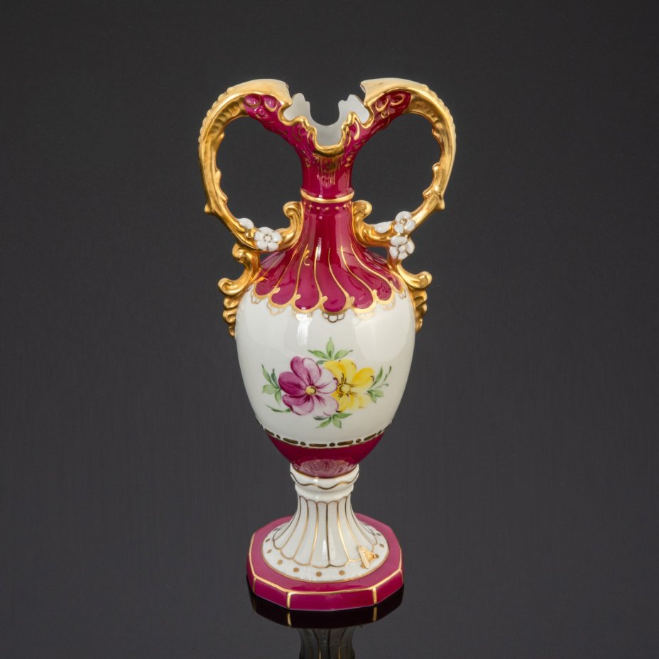 Ваза декоративная с фигурными ручками, Royal Dux