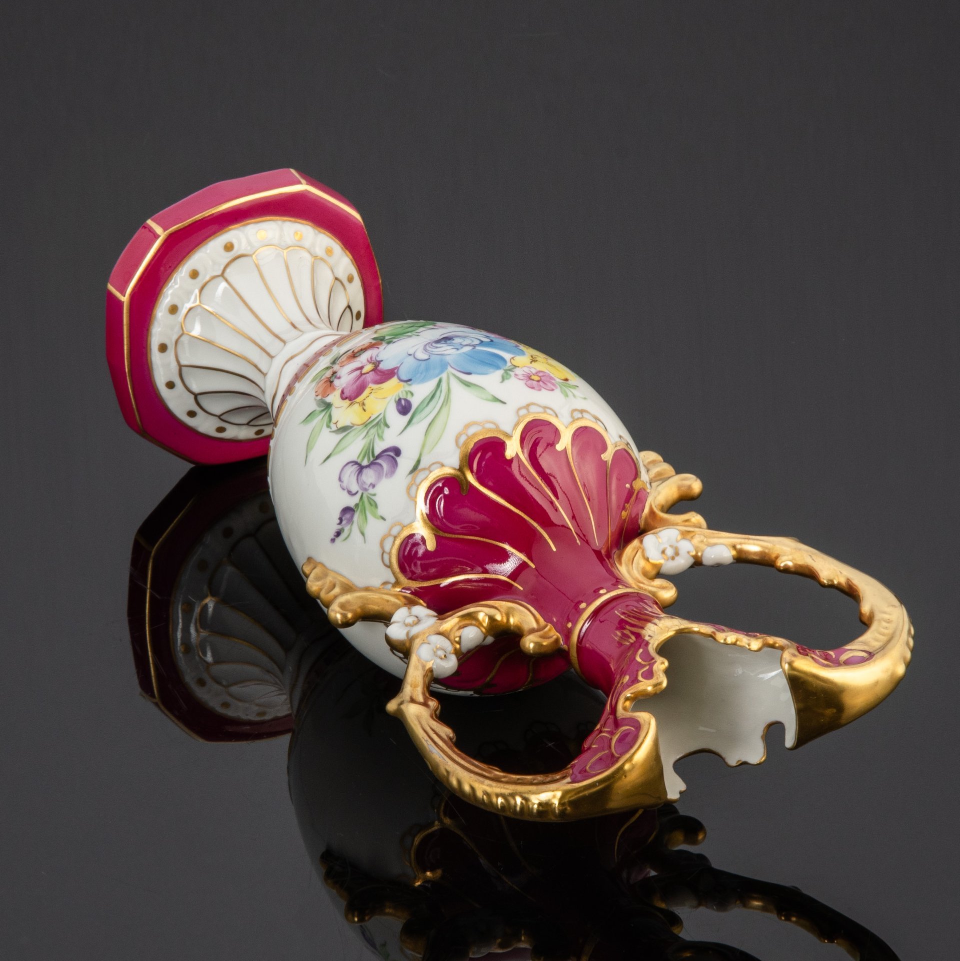 Ваза декоративная с фигурными ручками, Royal Dux
