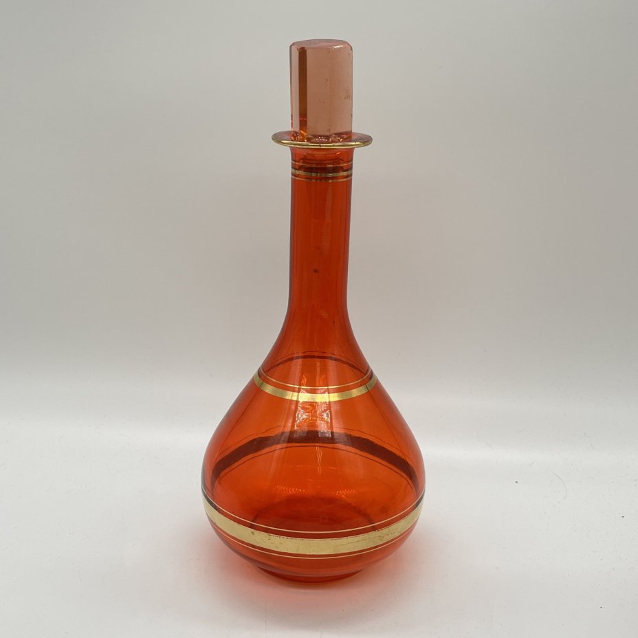 Графин красного оттенка с декором в виде полос, стекло, золочение, Чехословакия, 1970-1990 гг.