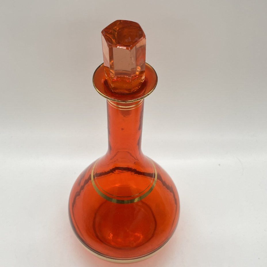 Графин красного оттенка с декором в виде полос