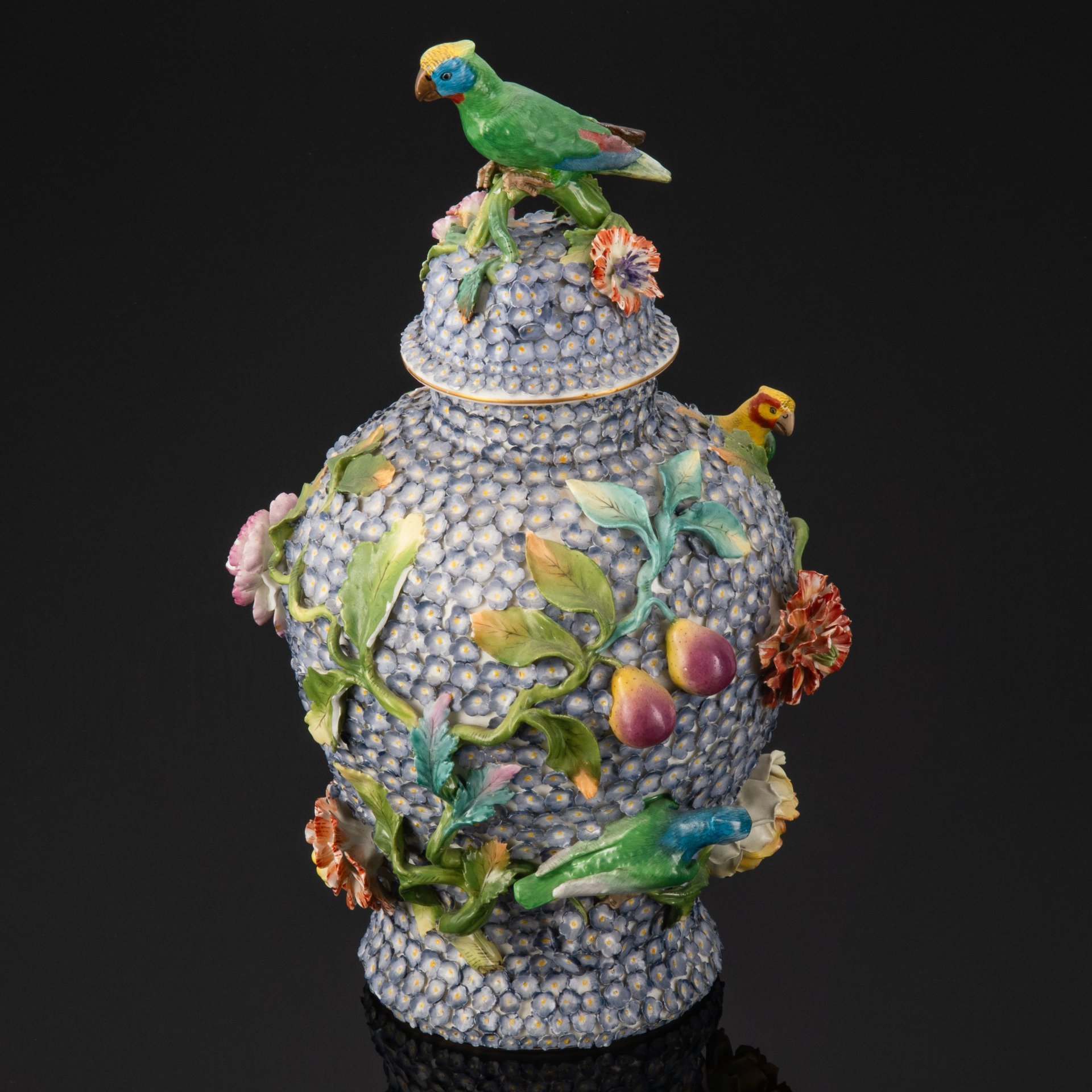 Ваза "Бульденеж" с декором в виде фруктов и фигур попугаев, фарфор, лепка, роспись, Западная Европа, 1890-1920 гг.