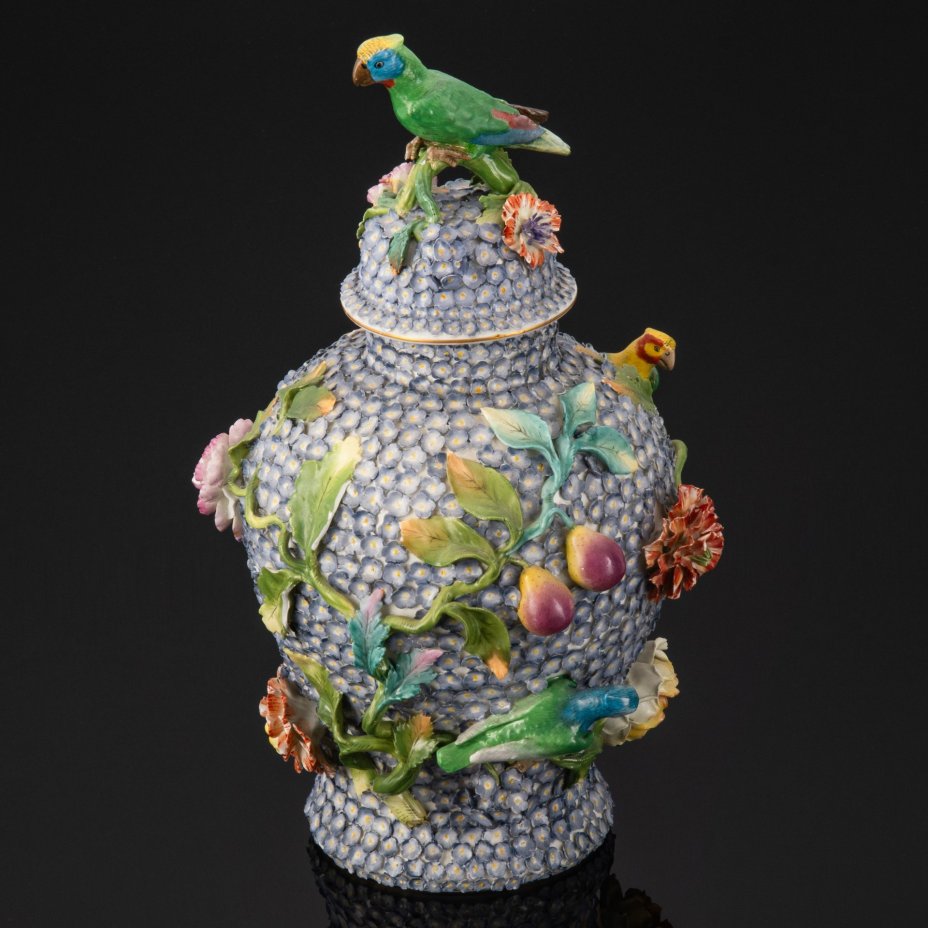 Ваза "Бульденеж" с декором в виде фруктов и фигур попугаев, фарфор, лепка, роспись, Западная Европа, 1890-1920 гг.