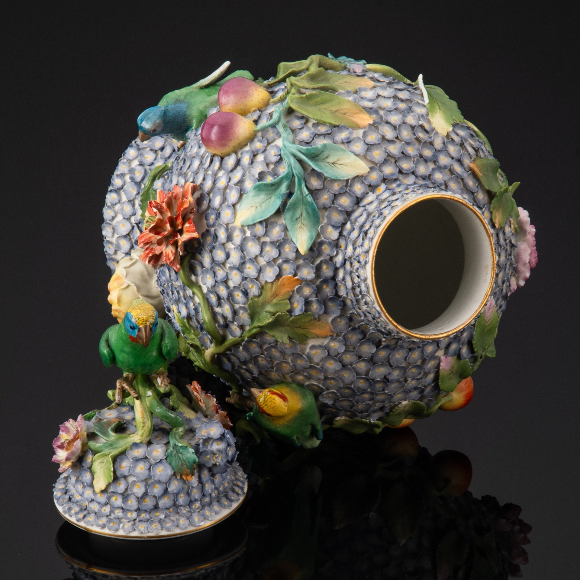 Ваза "Бульденеж" с декором в виде фруктов и фигур попугаев, фарфор, лепка, роспись, Западная Европа, 1890-1920 гг.