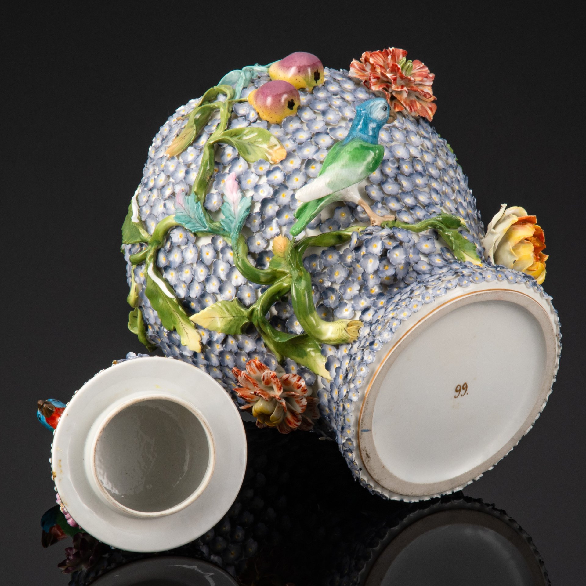 Ваза "Бульденеж" с декором в виде фруктов и фигур попугаев, фарфор, лепка, роспись, Западная Европа, 1890-1920 гг.