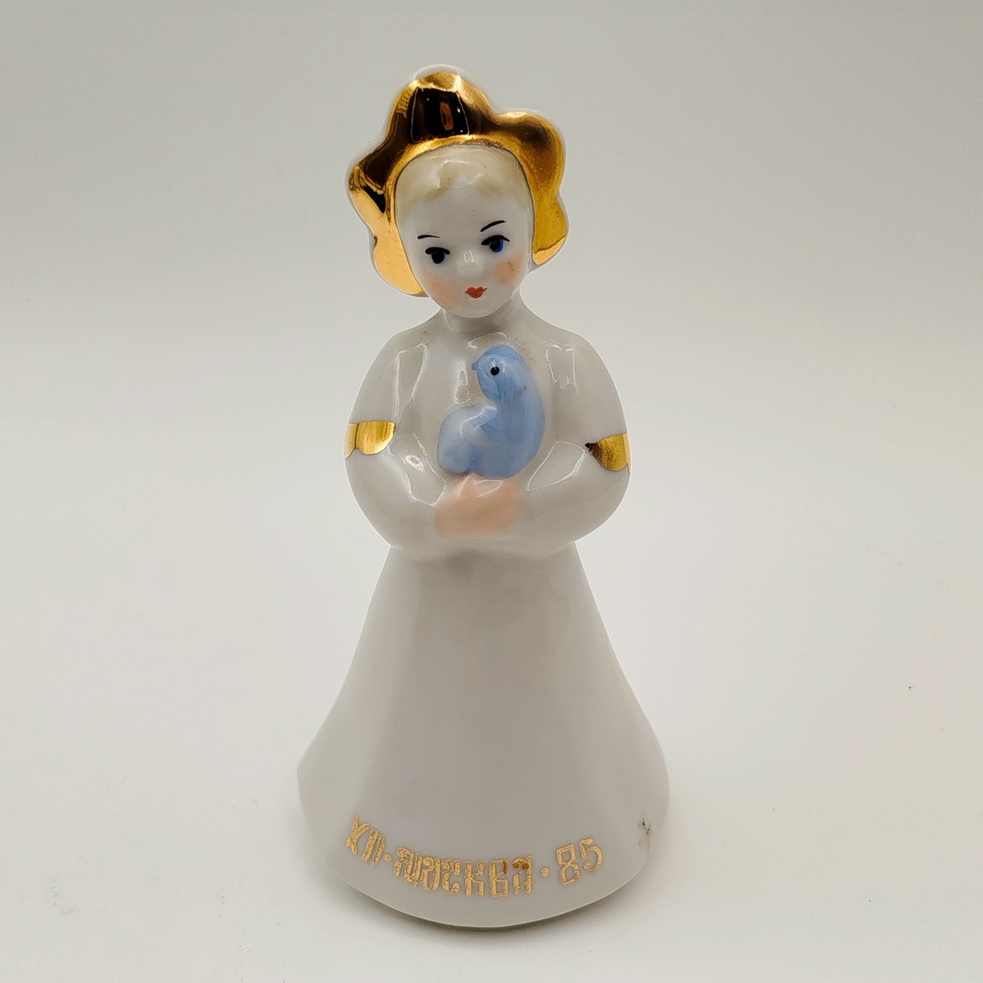Статуэтка фестивальная "Катюша с голубем" (XII-Москва-85), фарфор, роспись, золочение, Дулевский фарфоровый завод (Дулёво), СССР, 1968-1991 гг.
