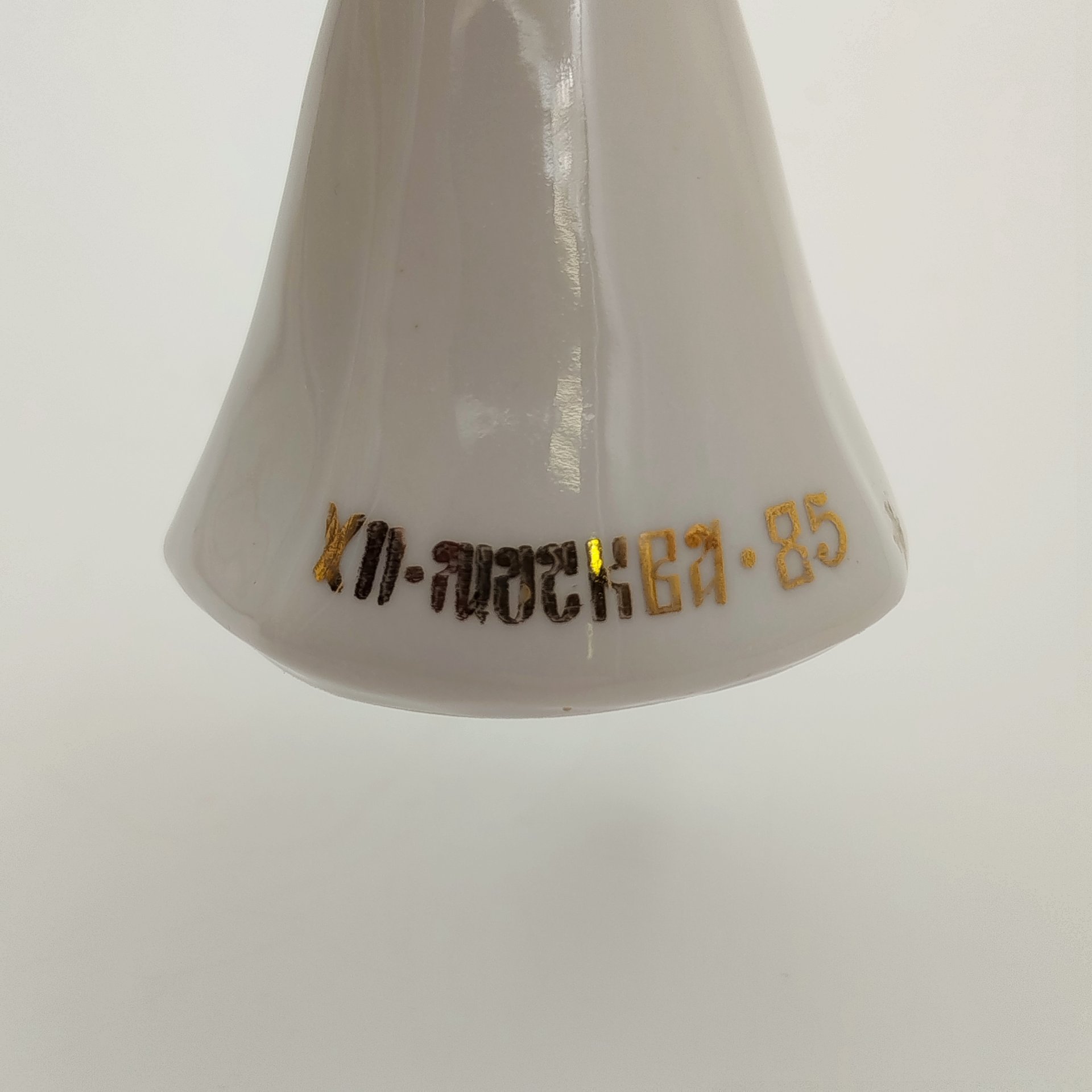 Статуэтка фестивальная "Катюша с голубем" (XII-Москва-85), фарфор, роспись, золочение, Дулевский фарфоровый завод (Дулёво), СССР, 1968-1991 гг.