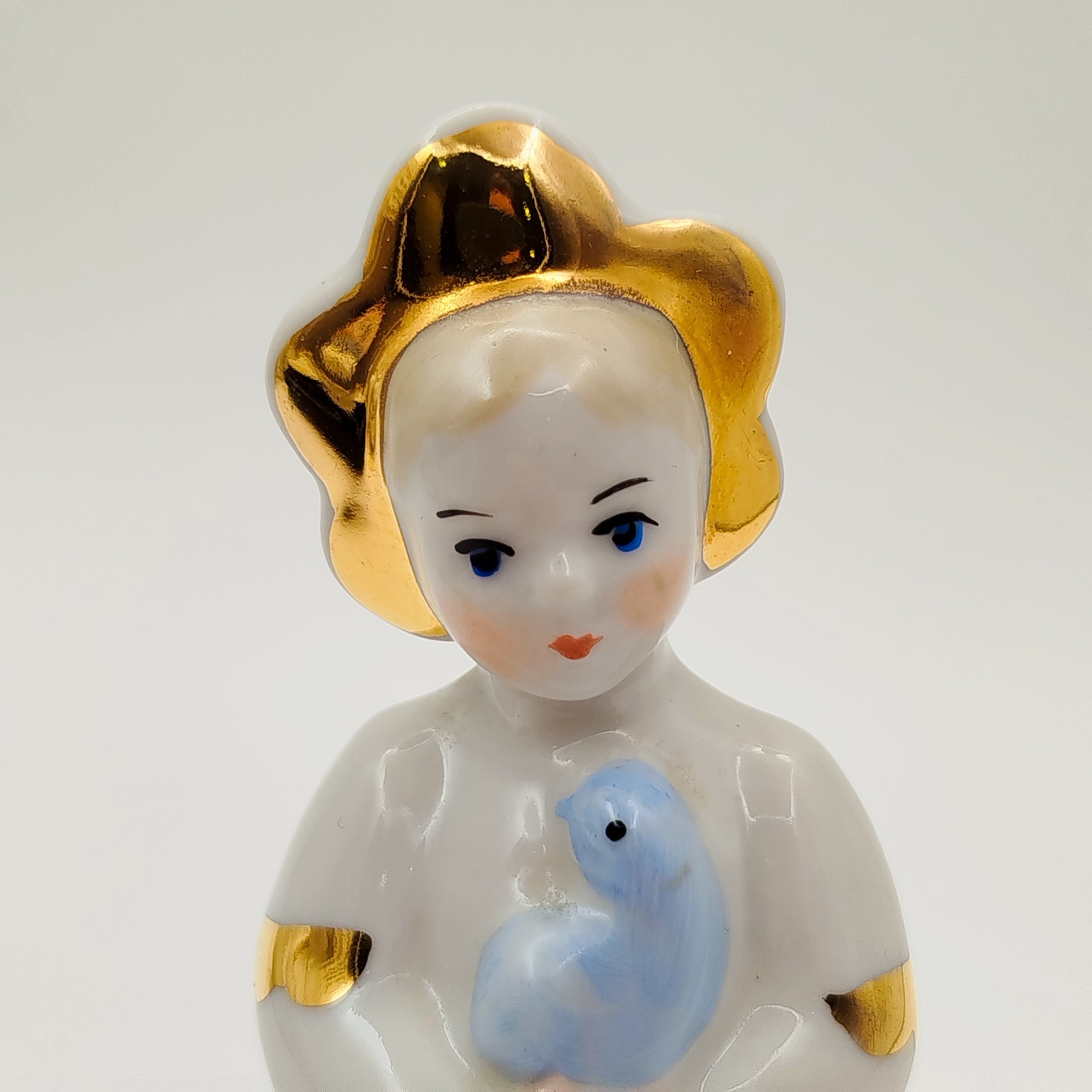 Статуэтка фестивальная "Катюша с голубем" (XII-Москва-85), фарфор, роспись, золочение, Дулевский фарфоровый завод (Дулёво), СССР, 1968-1991 гг.