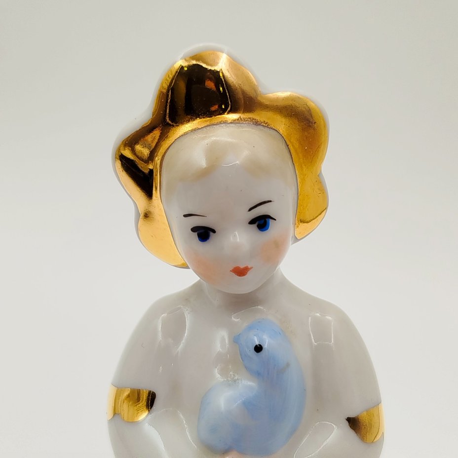 Статуэтка фестивальная "Катюша с голубем" (XII-Москва-85), фарфор, роспись, золочение, Дулевский фарфоровый завод (Дулёво), СССР, 1968-1991 гг.
