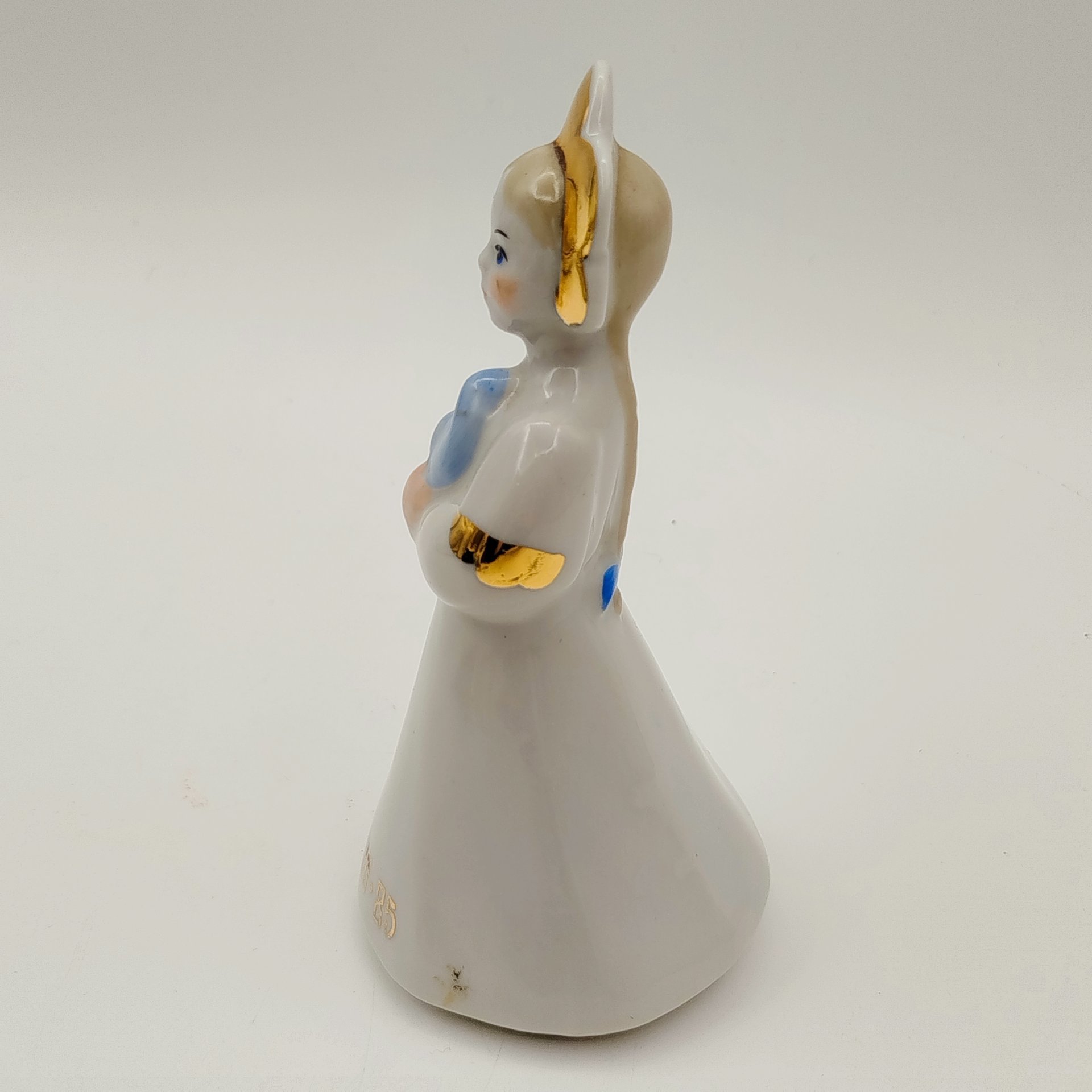 Статуэтка фестивальная "Катюша с голубем" (XII-Москва-85), фарфор, роспись, золочение, Дулевский фарфоровый завод (Дулёво), СССР, 1968-1991 гг.