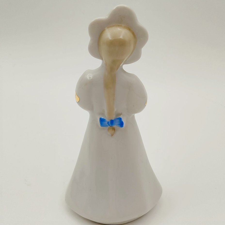 Статуэтка фестивальная "Катюша с голубем" (XII-Москва-85), фарфор, роспись, золочение, Дулевский фарфоровый завод (Дулёво), СССР, 1968-1991 гг.