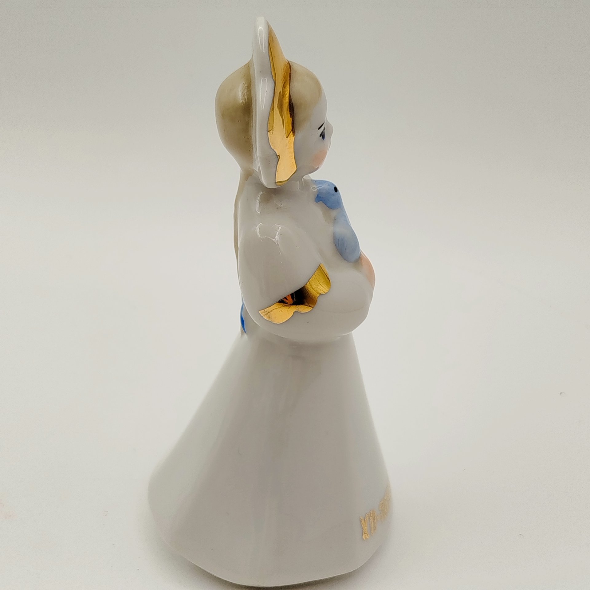 Статуэтка фестивальная "Катюша с голубем" (XII-Москва-85), фарфор, роспись, золочение, Дулевский фарфоровый завод (Дулёво), СССР, 1968-1991 гг.