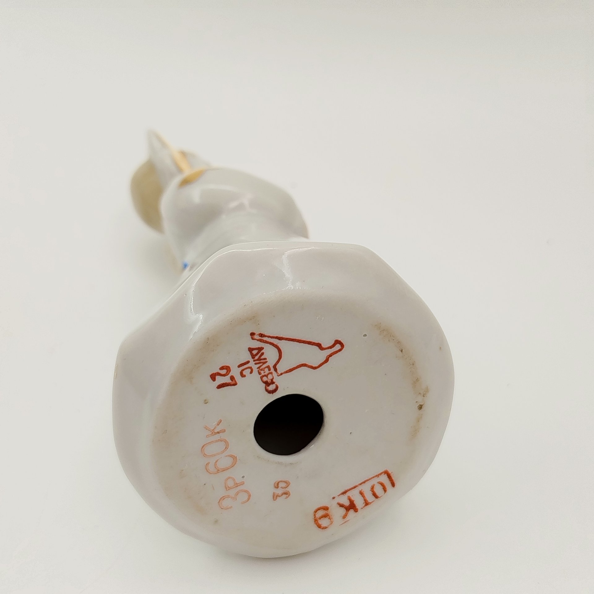 Статуэтка фестивальная "Катюша с голубем" (XII-Москва-85), фарфор, роспись, золочение, Дулевский фарфоровый завод (Дулёво), СССР, 1968-1991 гг.