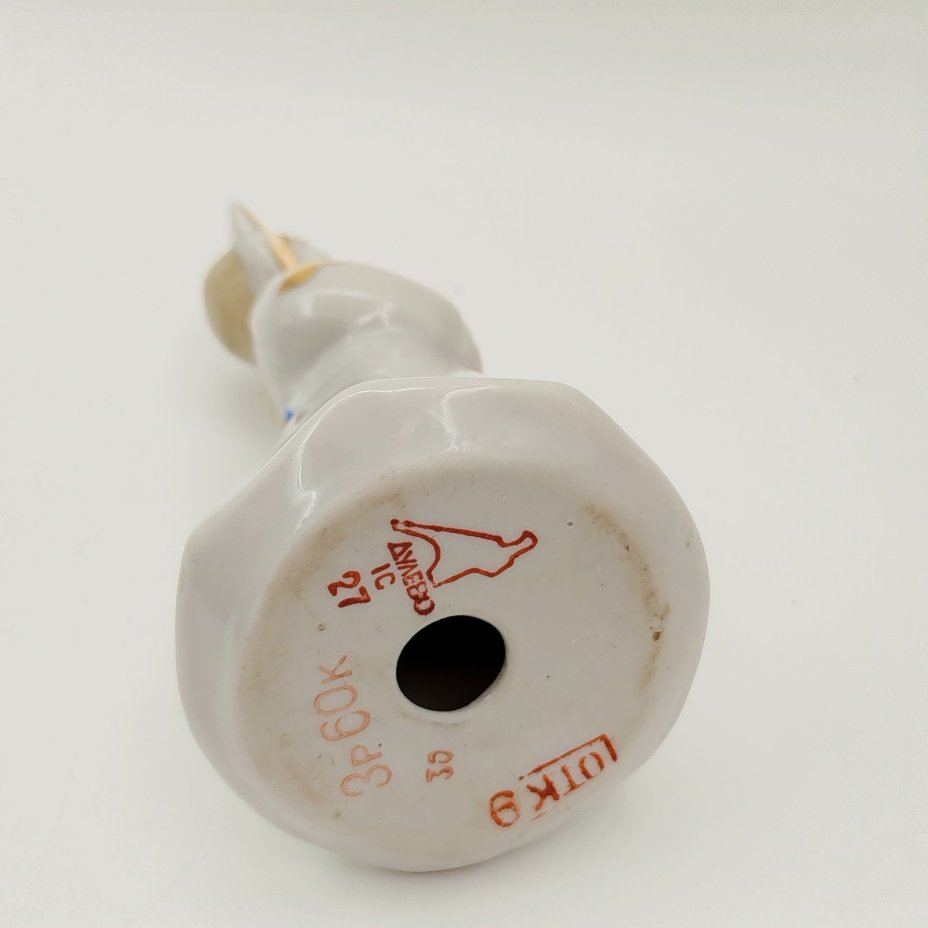 Статуэтка фестивальная "Катюша с голубем" (XII-Москва-85), фарфор, роспись, золочение, Дулевский фарфоровый завод (Дулёво), СССР, 1968-1991 гг.