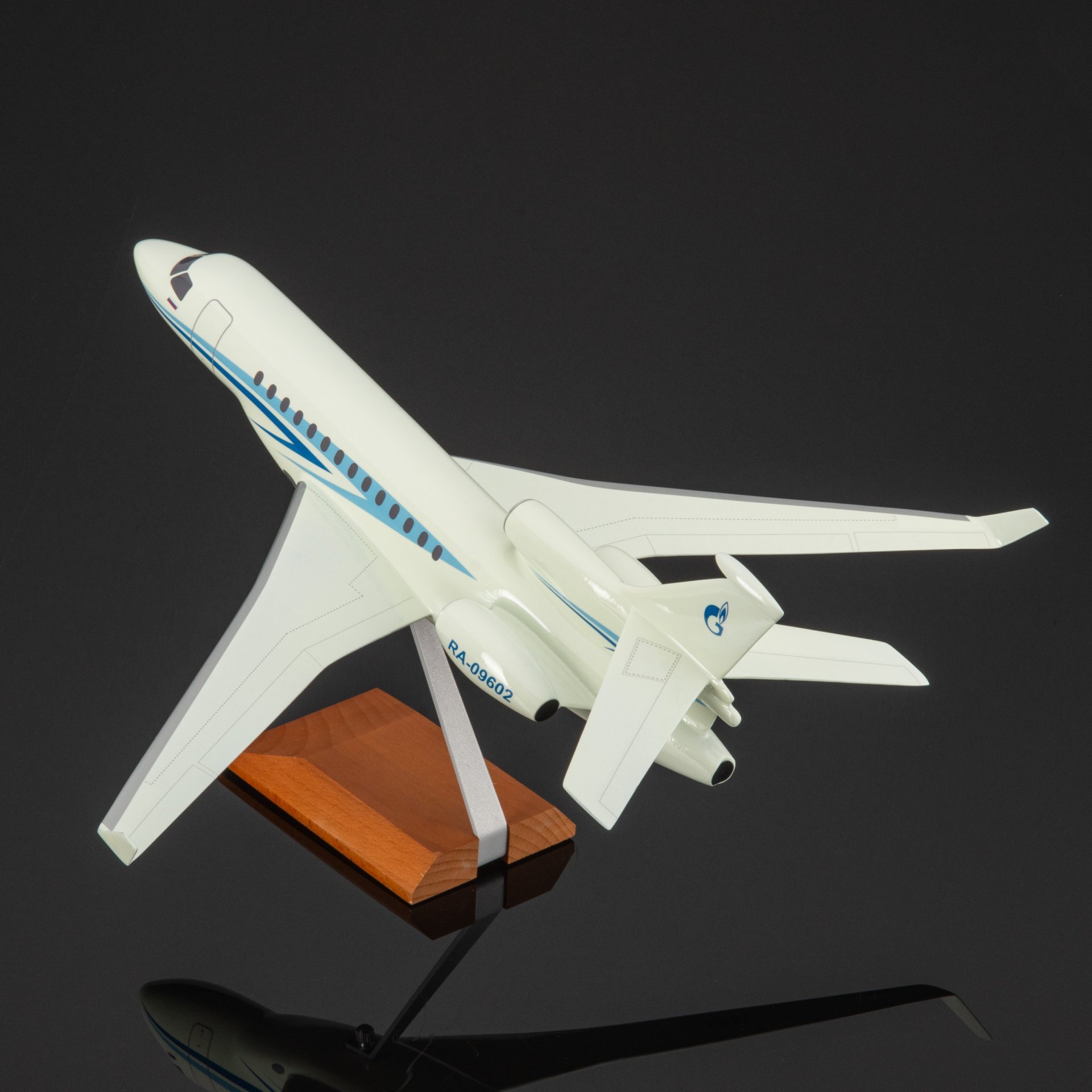 Модель самолета Flacon 7K (RA-09602) масштаб 1:48 (Газпром авиа) (в заводской коробке)