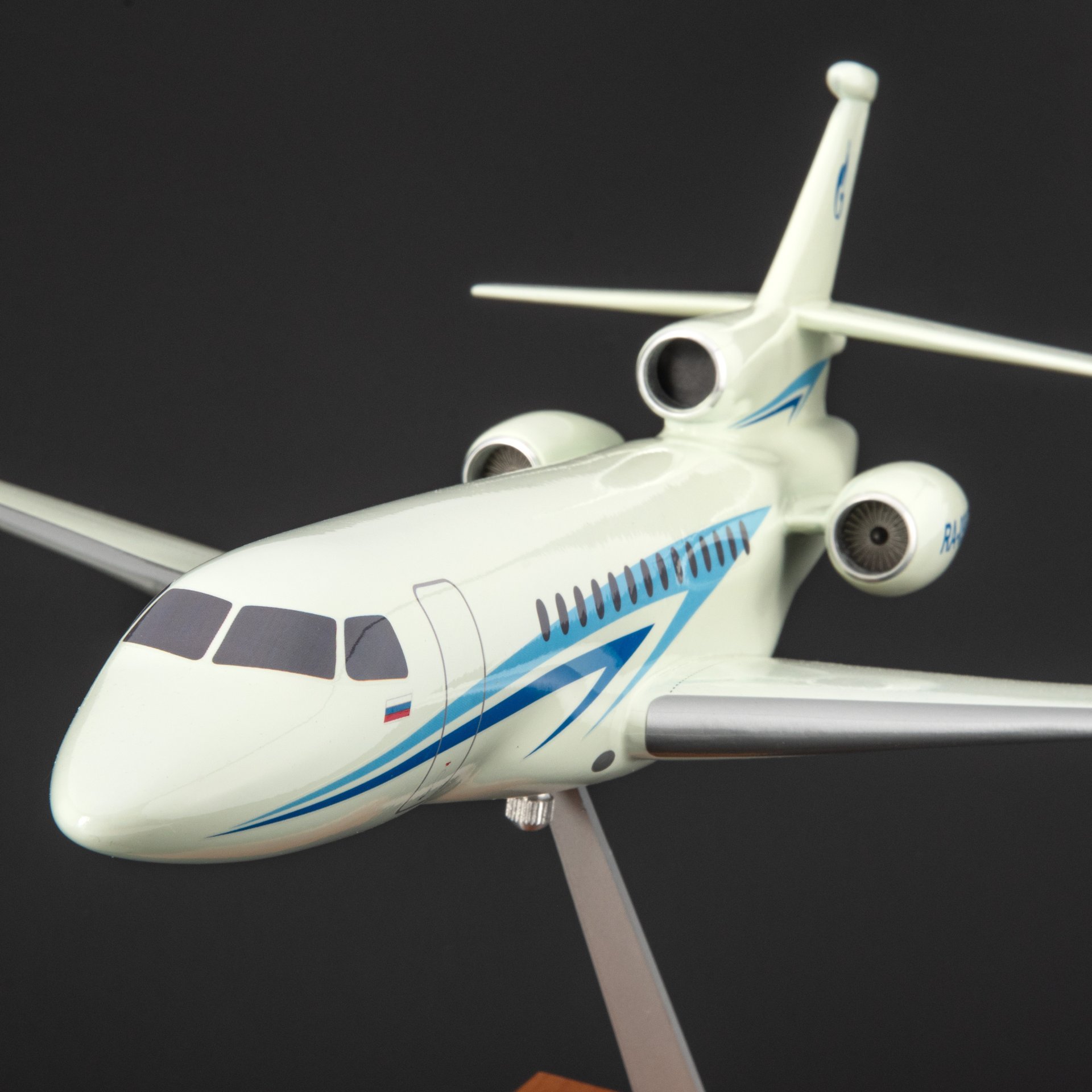 Модель самолета Flacon 7K (RA-09602) масштаб 1:48 (Газпром авиа) (в заводской коробке)