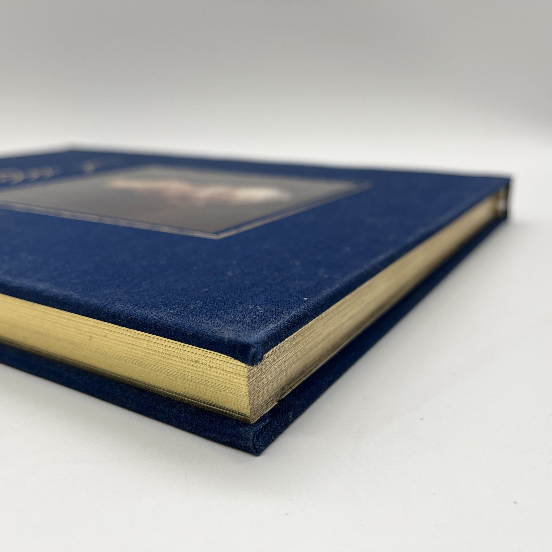 Книга (альбом) "Александр Шилов. Живопись. Графика", Ю. В. Селезнев, в футляре, бумага, печать, Издательство «Изобразительное искусство», Издательство «Изобразительное искусство»