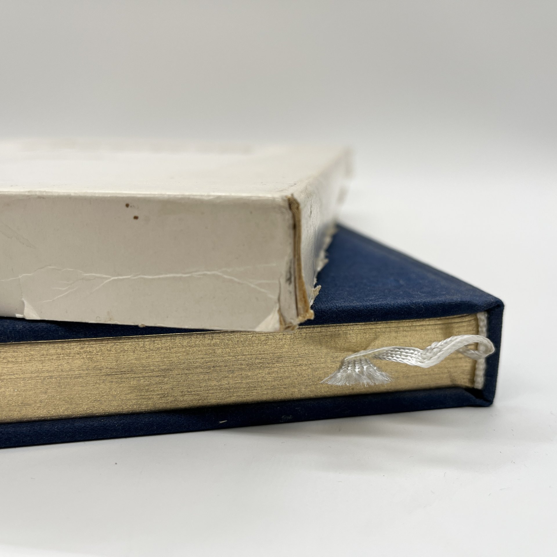 Книга (альбом) "Александр Шилов. Живопись. Графика", Ю. В. Селезнев, в футляре, бумага, печать, Издательство «Изобразительное искусство», Издательство «Изобразительное искусство»