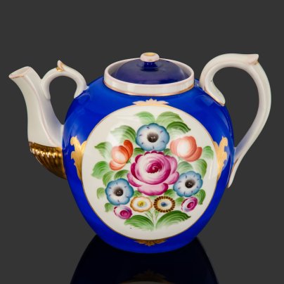 Чайник доливной, украшенный цветочным декором, фарфор, роспись, крытье, цировка, золочение, Дулевский фарфоровый завод (Дулёво), СССР, 1920-1930 гг.