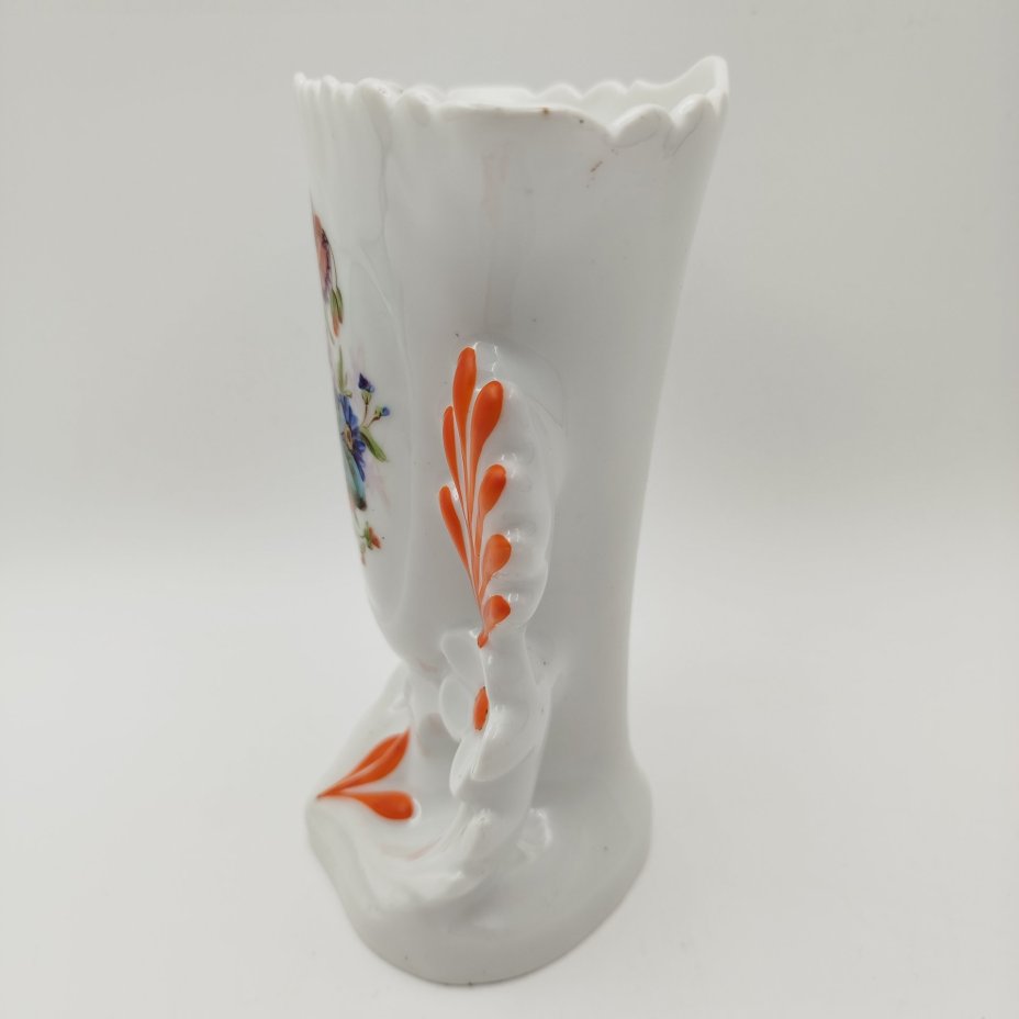 Ваза с цветочным декором