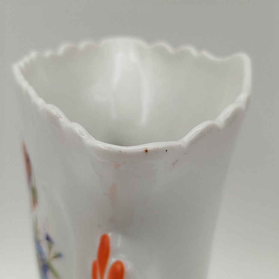 Ваза с цветочным декором