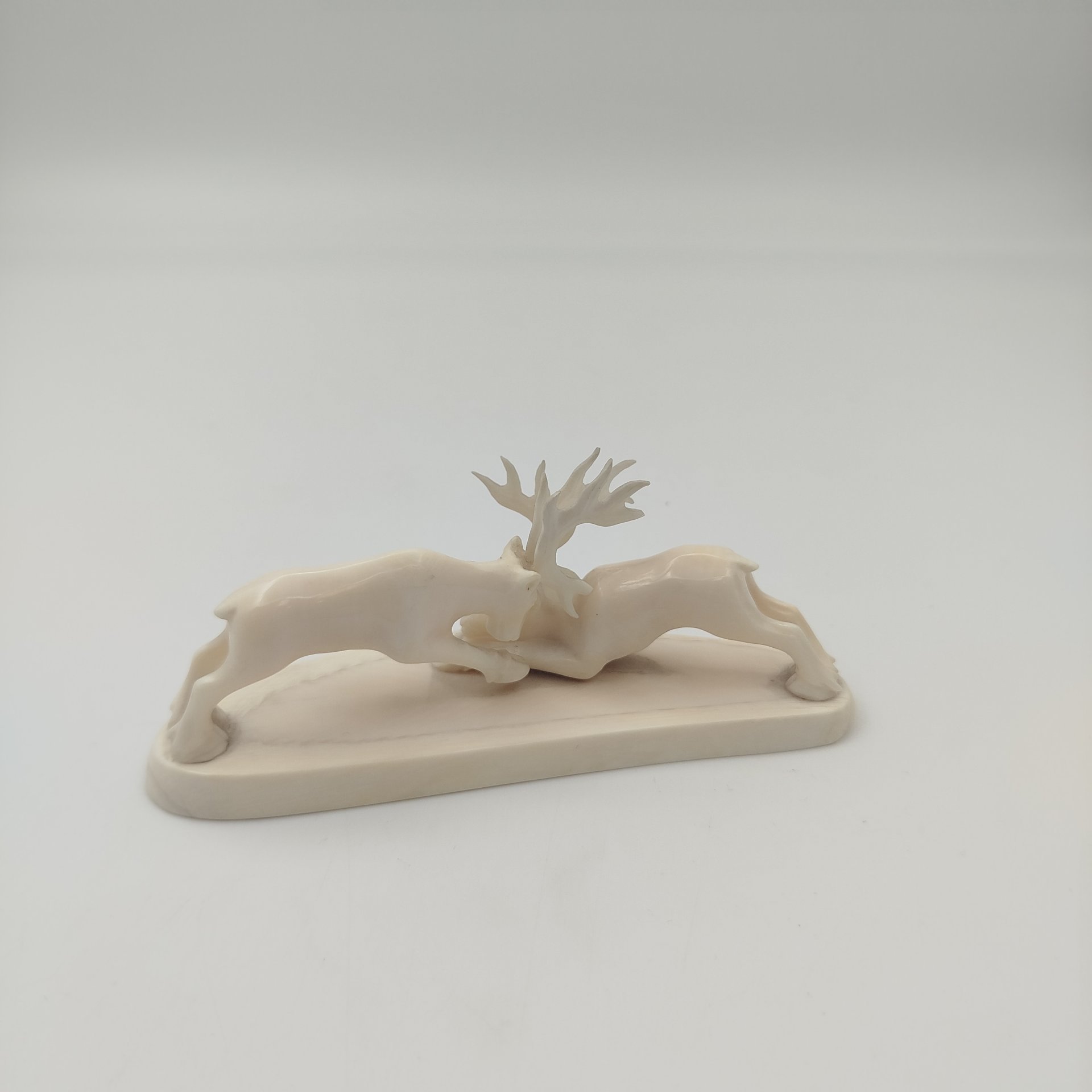 Статуэтка двух дерущихся оленей, кость, рог оленя, СССР, 1969 г.