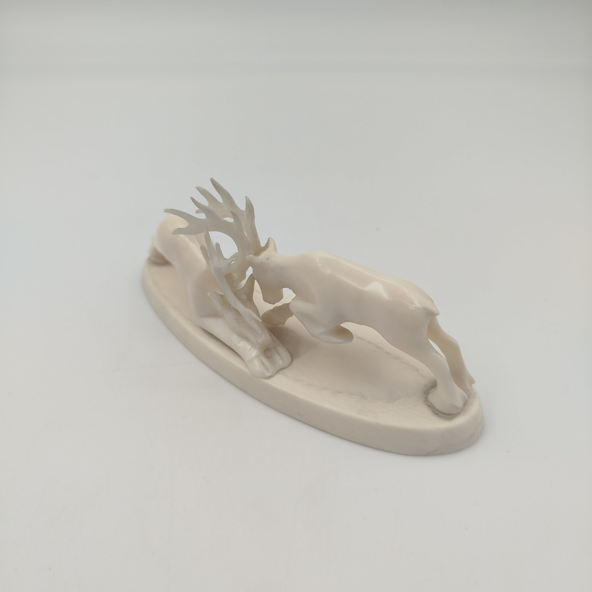 Статуэтка двух дерущихся оленей, кость, рог оленя, СССР, 1969 г.