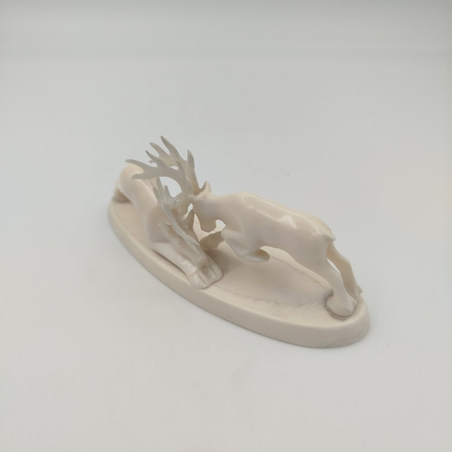 Статуэтка двух дерущихся оленей