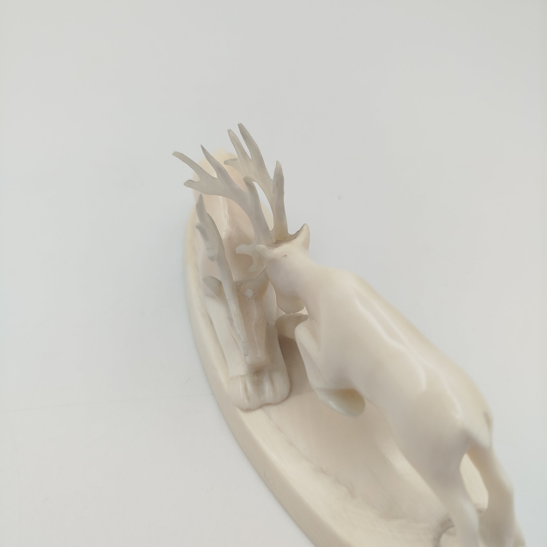 Статуэтка двух дерущихся оленей, кость, рог оленя, СССР, 1969 г.