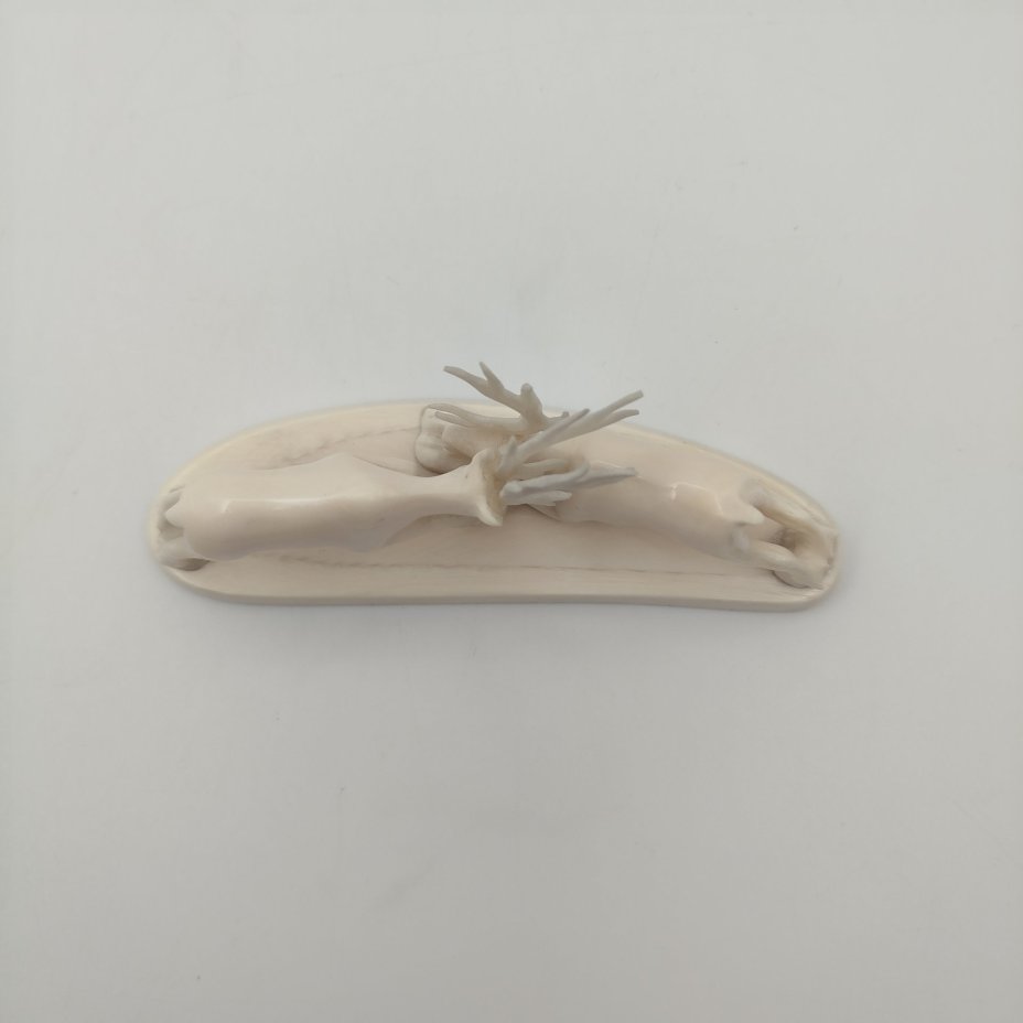 Статуэтка двух дерущихся оленей