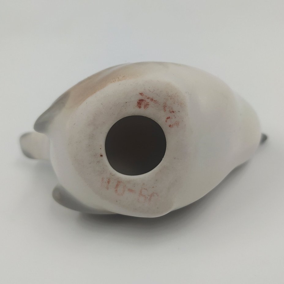 Статуэтка "Крапивничек", скульптор П.П. Веселов, фарфор, роспись, Ленинградский фарфоровый завод (ЛФЗ), СССР, 1970-1992 гг.