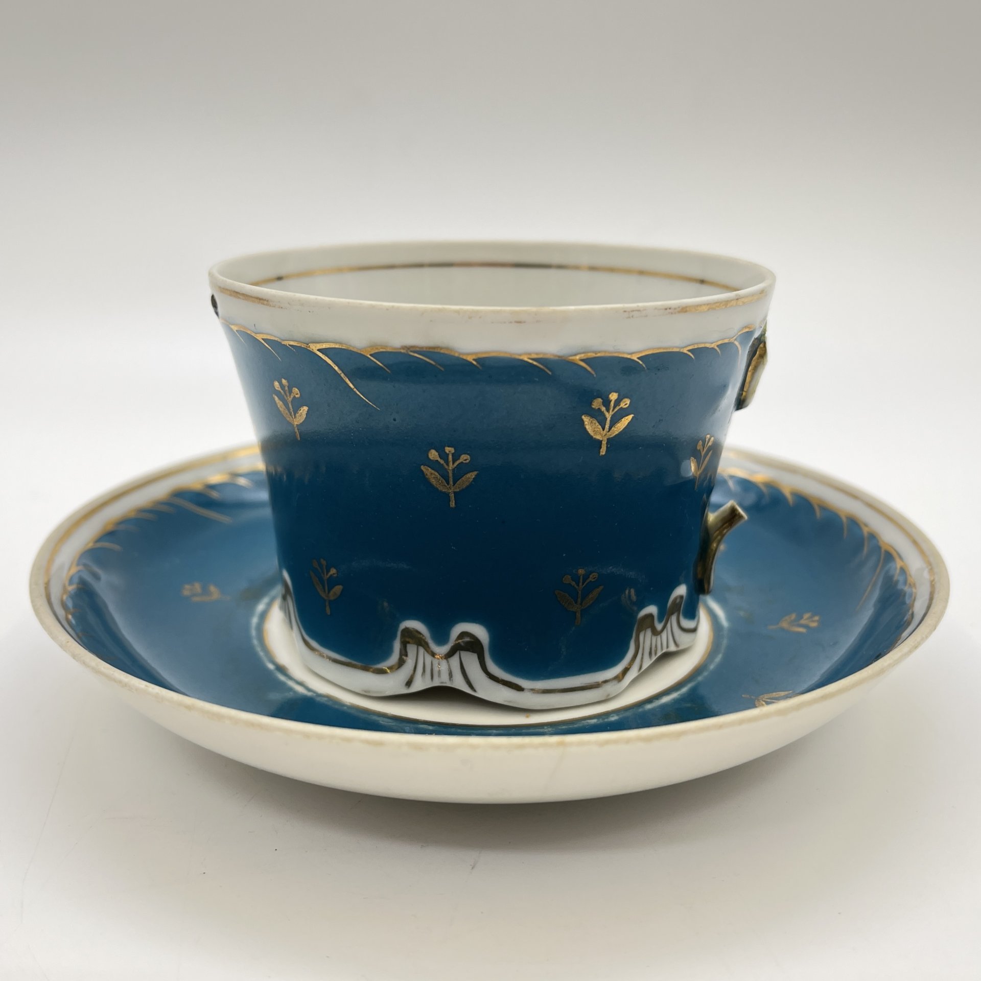 Пара чайная с цветочным декором, фарфор, крытье, золочение, Дмитровский фарфоровый завод (ДФЗ Вербилки), СССР, 1951-1954 гг.