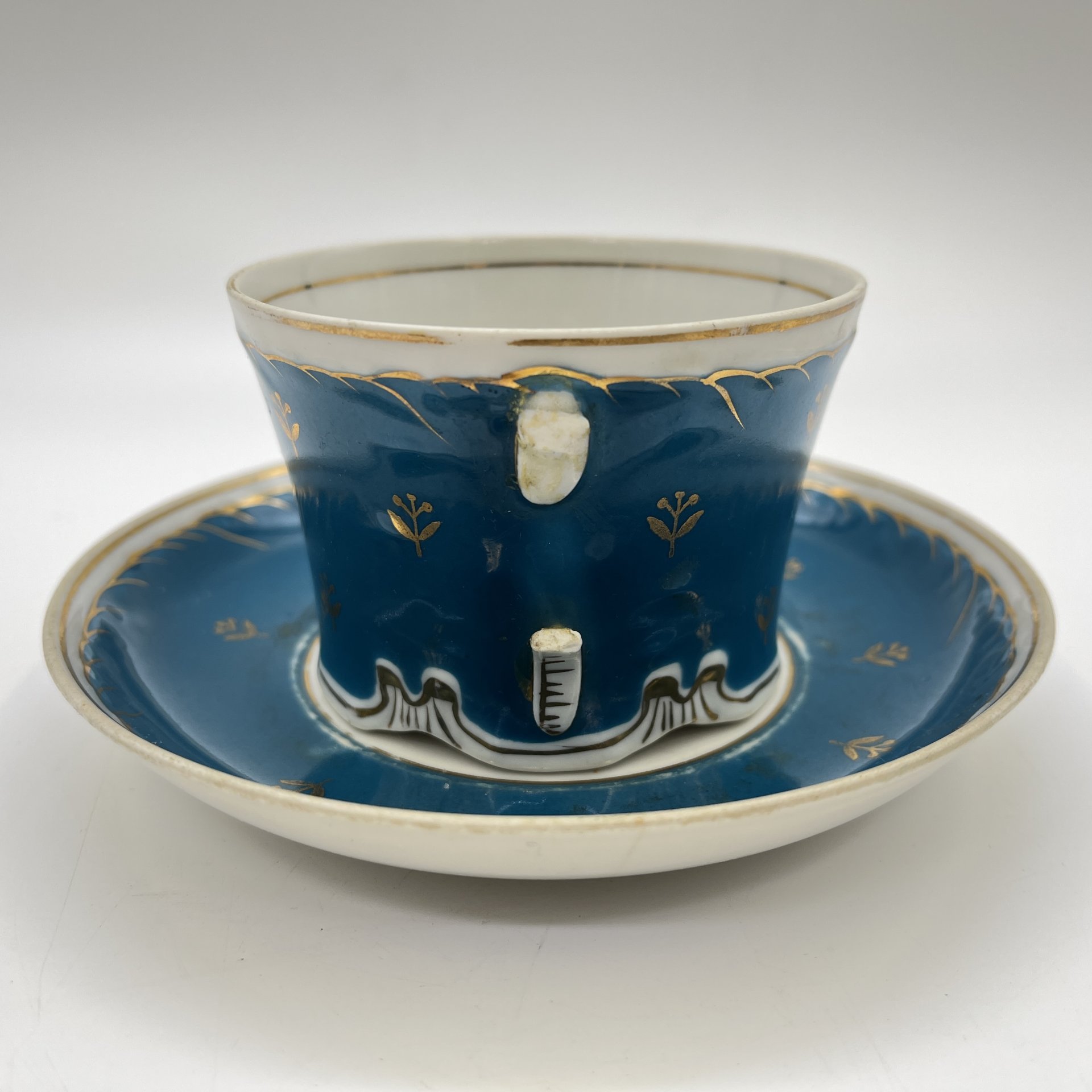 Пара чайная с цветочным декором, фарфор, крытье, золочение, Дмитровский фарфоровый завод (ДФЗ Вербилки), СССР, 1951-1954 гг.